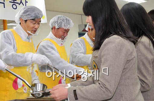 [포토] 밥 나눠주는 곽노현