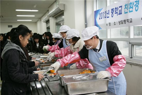 박홍섭 마포구청장, 상암중학교서 배식 봉사 