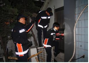 서울 이태원에서 비밀통로로 이어진 짝퉁상품 제조 지하사무실 문을 119소방대원들과 따고 있는 특사경 대원들. 