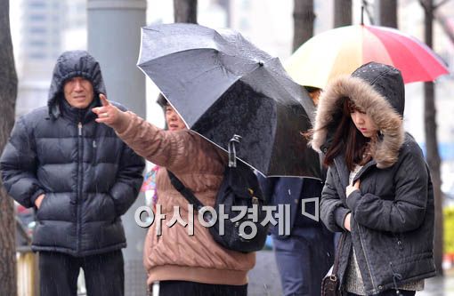 [포토] 빗줄기 피하는 시민들