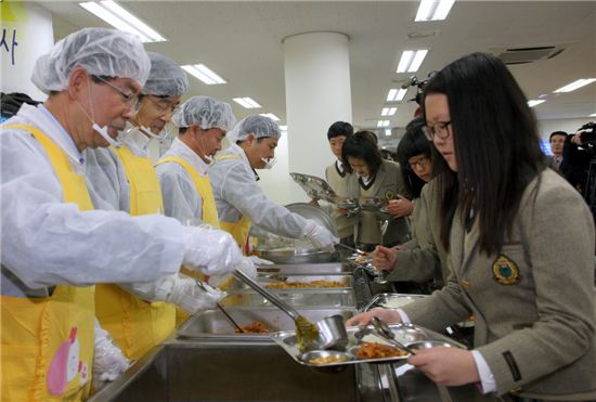 박원순 서울시장, 곽노현 서울시 교육감, 허광태 서울시의회 의장, 김영배 성북구청장(사진 왼쪽부터)이 서울시 중학교 친환경무상급식 첫날인 5일 숭곡중학교(종암로 208)를 찾아 배식 봉사를 하고 있다.