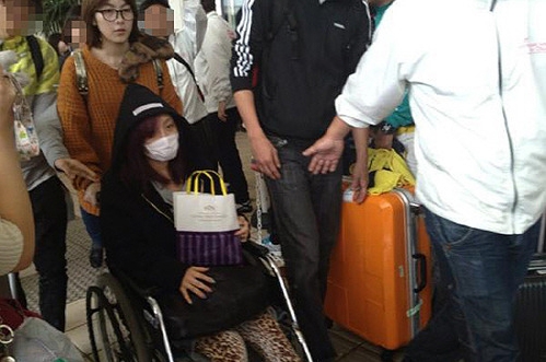 지난달 초 인천공항에서 휠체어에 실려 입국하는 니콜.(출처 : 온라인 커뮤니티)