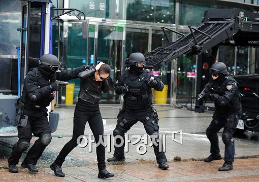 [포토] 진압당한 여자 테러범