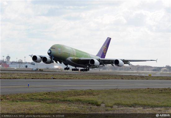 타이항공 A380 1호기, 처녀비행 성공