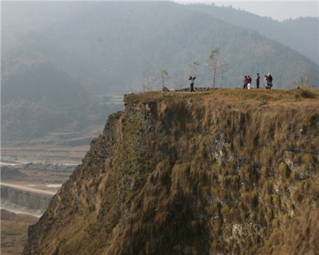  네팔 포카라 에티골프장 4번홀 티잉그라운드. 절벽 끝에 자리잡아 아슬아슬한 풍경을 연출한다.