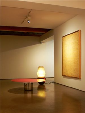 ▲ 헬라 용에리위스의 램프 '비드 벌브(Bead Bulb)'와 마르탱 세클리의 테이블 'M.G.D', 정상화의 그림 '무제