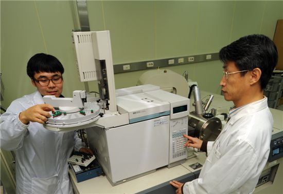 실험 중인 한국표준과학연구원 분석화학표준센터 직원들.