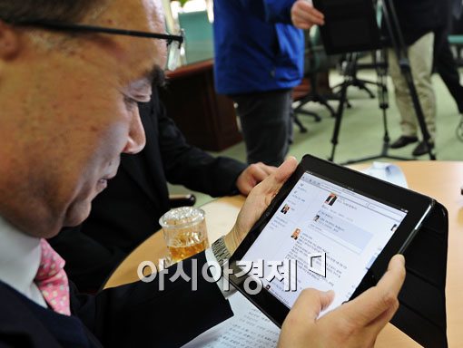 [포토] SNS 질문 유심히 보는 박재완 장관