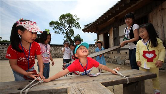 서산 해미읍성 옥사체험장에서 체험을 즐기고 있는 어린이들