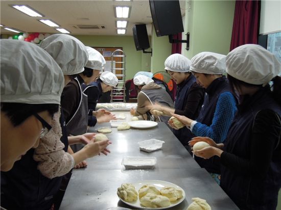  종근당 빵 나눔 봉사 장면