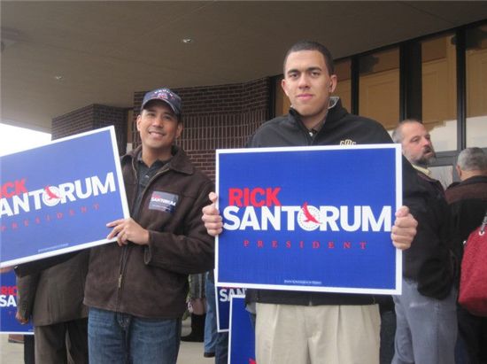 샌토럼의 지지자들이 피켓을 들고 선거운동을 하고 있다.[출처=샌토럼 페이스북]