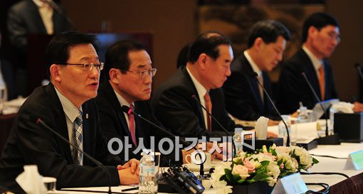 [포토] 홍석우 "에너지절약형 제품을 많이 개발하라"