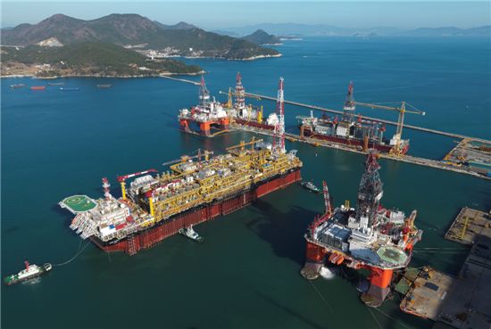 ▲대우조선해양이 지난해 1월 인도한 세계 최대 규모의 FPSO '파즈플로'(가운데 직사각형 특수선박)의 모습