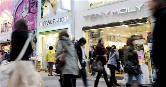 명동은 일본·중국 관광객들의 쇼핑 필수 코스로 브랜드 인지도를 높일 수 있는 테스터마켓 역할을 하고 있다.[사진: 이코노믹리뷰 이미화 기자]