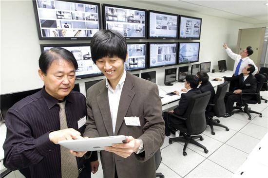 지난해 12월, KT는 일본 소프트뱅크텔레콤과 협력의 첫 성과물인 글로벌데이터센터를 개관했다. 양사가 공동으로 설립한 합작사 ksds 직원들이 김해 글로벌데이터센터 관제실에서 시설 현황을 확인하고 있다.