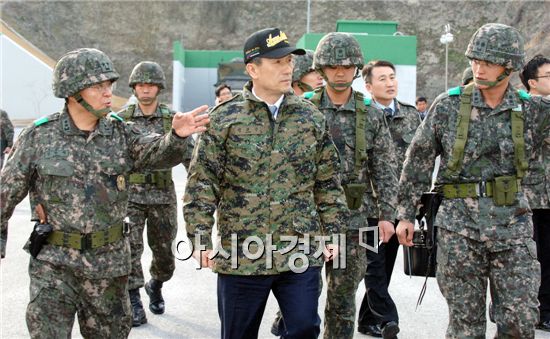 '北 전역 타격' 미사일부대 찾은 김국방 왜?