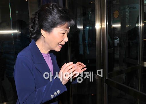 박근혜, '인혁당 유가족 오열' 묻자 "인터뷰 않겠다"