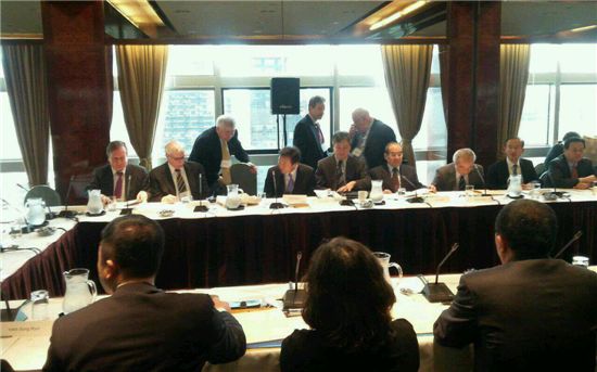 6자회담 남북 대표 한 자리에 앉다