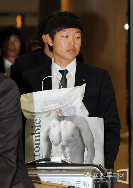 [포토] 아기곰 정수빈 '시선 끄는 근육질 쇼핑백'