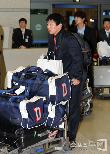 [포토] 신인 변진수 '첫 전지훈련 잘 마치고 귀국합니다'