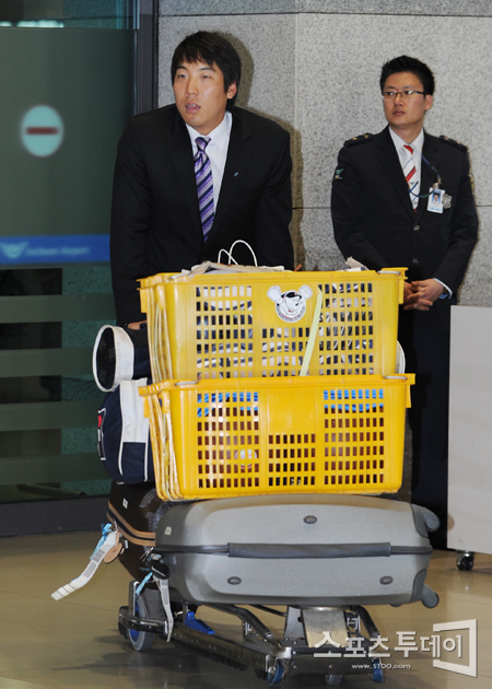 [포토] 김현수 '짐이 참 많죠!'