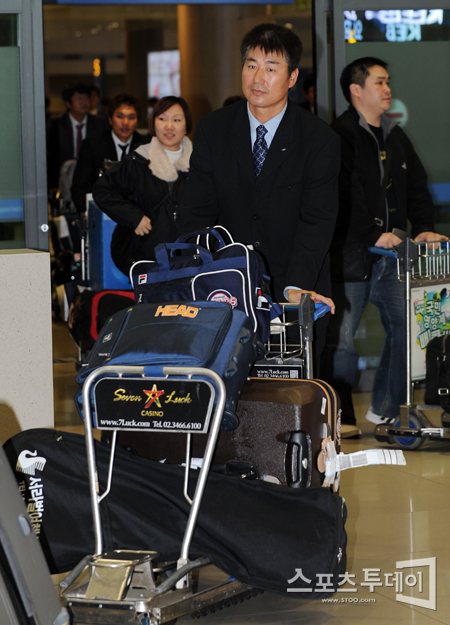 [포토] 정명원 두산 코치 '전지훈련 마치고 귀국했습니다'