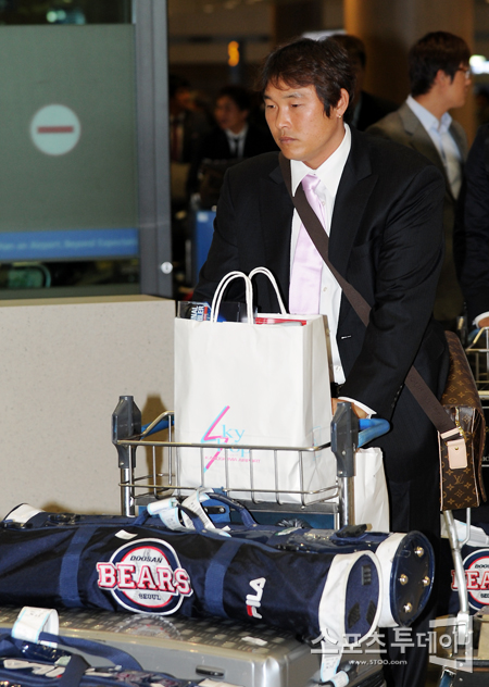 [포토] 전지훈련 마치고 귀국하는 '두목곰' 김동주
