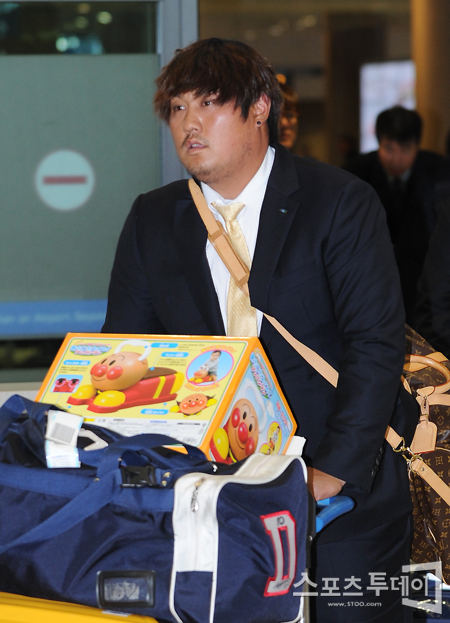 [포토] 최준석 '멋진 아빠 되려고 호빵맨 장난감 사왔어요~'