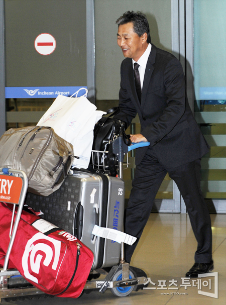 [포토] 김진욱 감독 '시즌 준비 마치고 돌아왔습니다'