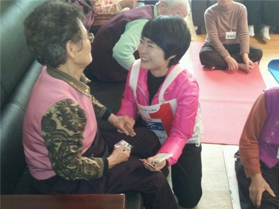 손수조 새누리당 후보가 8일 부산 사상구에 있는 한 경로당을 방문해 할머니와 얘기를 나누고 있다.