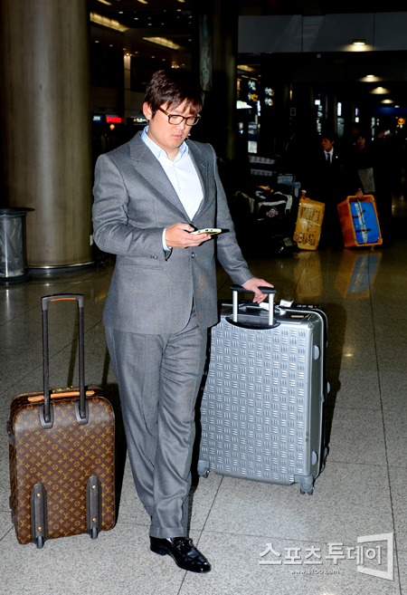 [포토] 김선우 '공항패션이 이 정도는 돼야~'