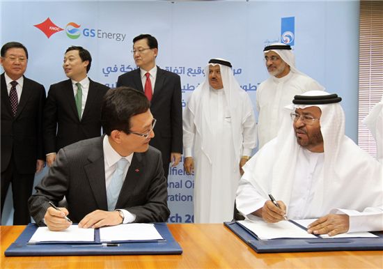강영원 한국석유공사 사장(왼쪽)이 5일(현지시간) 아랍에미리트(UAE) 아부다비 석유공사(ADNOC)에서 열린 한국컨소시엄과 UAE ADNOC 간 3개 미개발 유전에 대한 본계약 체결식에서 서명을 하고 있다.