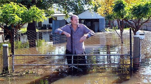 'The Australian(http://www.theaustralian.com.au/)'에 올라온 이미지. 물이 무릎까지 차올랐다. 