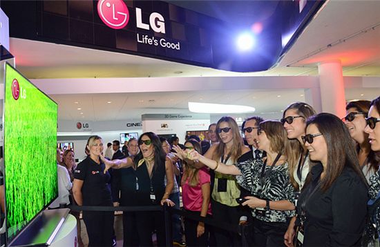 LG전자는 브라질 상파울루시 이비라뿌에라 공원(Bienal do Ibirapuera)에서 8~9일(현지시간) 대규모 신제품 발표회 '디지털 익스피리언스 2012'를 열었다. 행사에서 55인치 3D OLED TV를 살펴보는 관람객들의 모습. 
