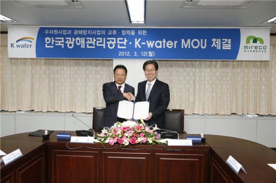 권혁인 한국광해관리공단 이사장(오른쪽)과 김건호 한국수자원공사 사장이 12일 업무 협약을 체결한 뒤 악수를 하고 있다.