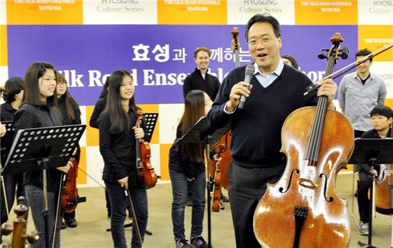 ▲세계적인 첼리스트 요요마가 세종꿈나무하모니 오케스트라 단원들에게 연주지도를 하고 있다.