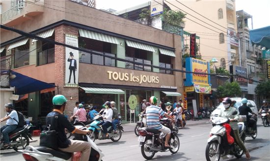 ▲뚜레쥬르, 베트남 14호점. 2007년 6월 베트남 1호점을 개장한 뚜레쥬르는 첫 출점 이후 매년 2개~3개의 매장을 지속적으로 열며 연평균 72%의 기록적인 매출 성장을 달성하고 있다. 