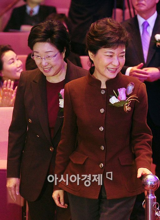 [포토] 정책선거 협약식 참여하는 박근혜·한명숙