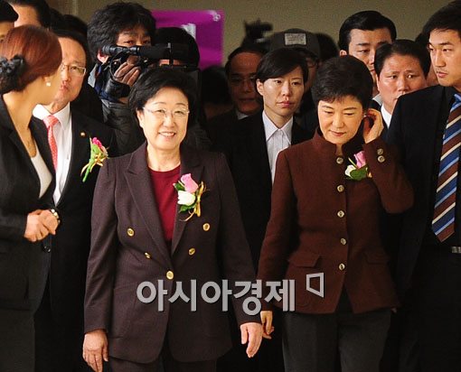 [포토] 정책선거 협약식 참가하는 한명숙·박근혜