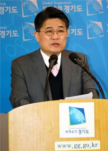 김용삼 경기도 대변인이 13일 도청에서 열린 정례브리핑에서 2012년 경기안산국제항공전 개최 연기에 대해 설명하고 있다.