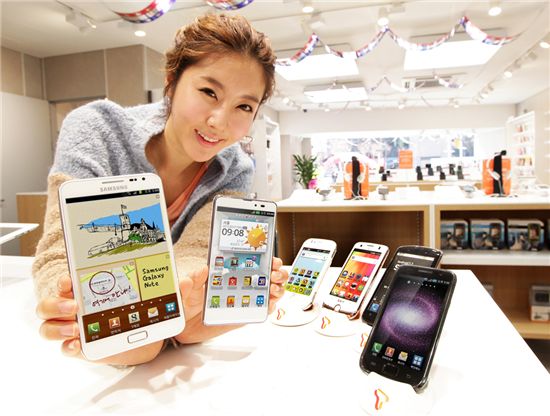 SK텔레콤은 지난 2010년 출시된 스마트폰에서 동일 제조사의 LTE폰으로 기기변경하는 고객에게 추가 10만원 보상혜택을 제공하는 'LTE 스페셜 보상 프로모션'을 삼성전자, LG전자 등 4개 제조사와 함께 오는 5월31일까지 진행한다.
