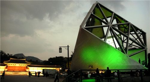 ▲ 프라다와 렘 콜하스와의 협업, 2009년 경복궁에 설치된 회전형 건축물 프라다 트랜스포머 
