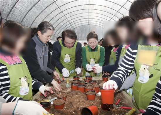 미평여자학교 원예반 온실에서 직접 자생식물을 심고 있는 유영숙 환경부 장관과 권재진 법무부 장관(오른쪽부터)