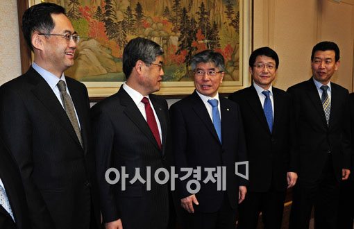 [포토]중소기업인들과 금융현안 논의하는 김중수 총재