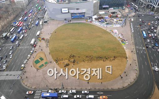 [포토] 잔디 깔린 서울광장