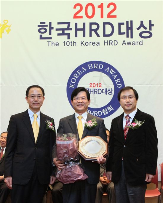 대한항공은 ‘2012 제10회 한국HRD 대상’에서 민간부문 최고상인 ‘HRD 경영종합대상’을 수상했다. 김용순 대한항공 인재개발실장(가운데)과 임세영 한국기술교육대학교 교수(왼쪽), 엄준하 한국 HRD협회 이사장(오른쪽)이 기념사진 촬영을 위한 포즈를 취하고 있다.