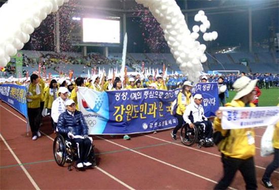 '2012 전국생활체육대축전'이 대전서 열린다. 사진은 지난해 인천서 열린 전국생활체육대축전 입장식 모습.