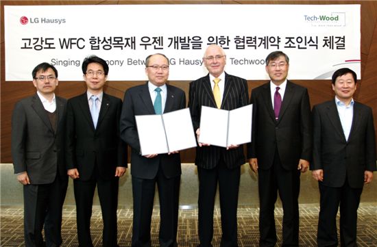 ▲한명호 LG하우시스 대표(왼쪽 세번째)와 딕 반디크 테크우드 대표가 고강도 WFC 합성목재 개발과 양산을 위한 기술협약을 체결했다.