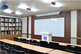 첨단영상장치와 교재들이 갖춰진 대구필로스논술학원 강의실. 