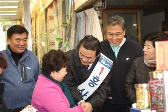 4ㆍ11총선에서 서울 종로에 출마하는 새누리당 홍사덕 의원이 15일 오후 종로구 광장시장을 찾아 상인들과 인사하고 있다.